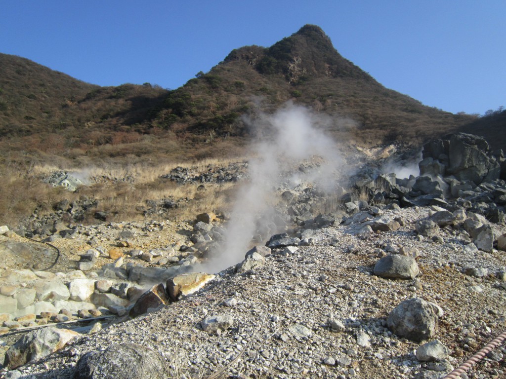 大涌谷噴出する硫黄