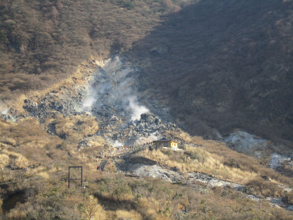 大涌谷噴気孔を望遠で