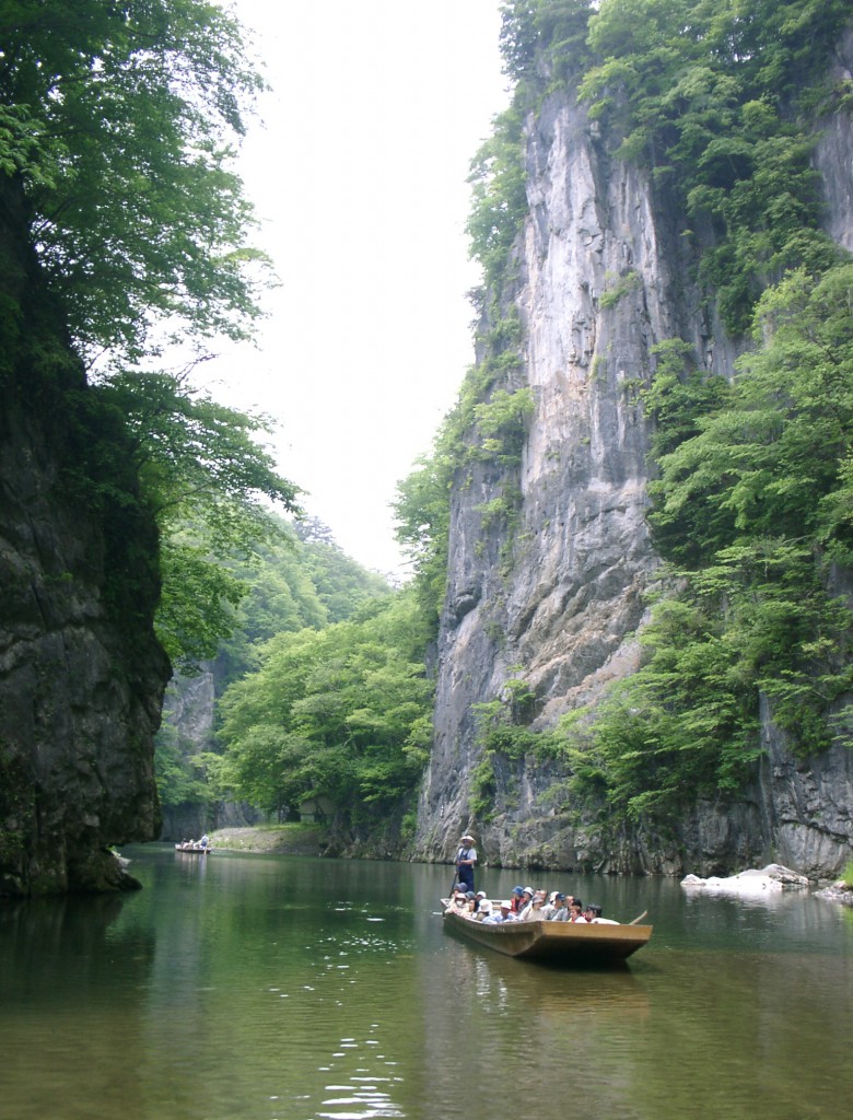 夏・夫婦岩 　写真提供：げいび観光予約センター